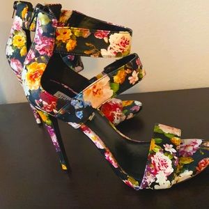 Floral Steve Madden heels 🌺👠